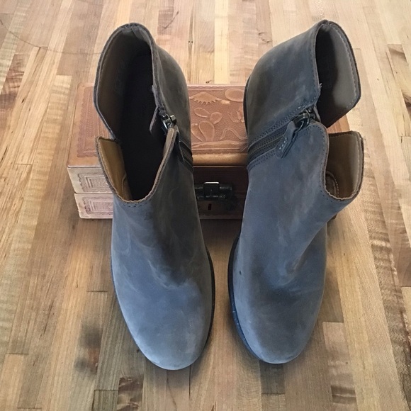 Clarks Wilrose Frost Taupe suede finish leather side zip gum sole boot 8.5 / 9 - Picture 3 of 15